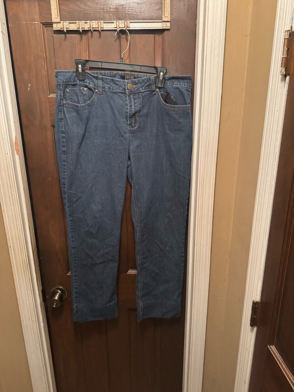 Women's Size 14 Classic Straight-Leg Jeans in Medium Blue